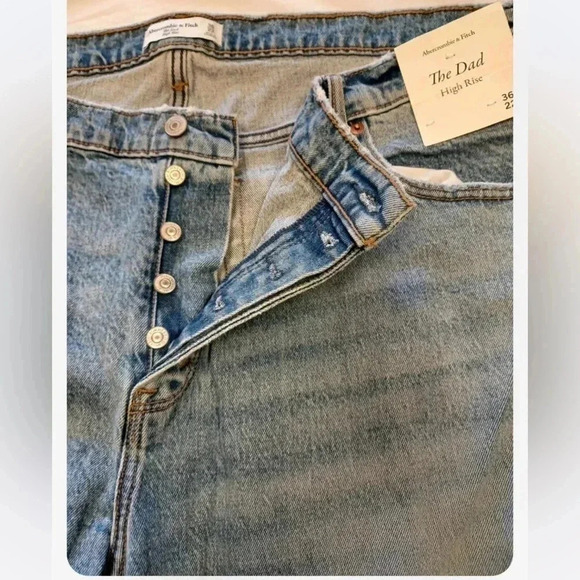 Ambercrombie & Fitch The Dad High Rise Distressed Light Wash Jeans Size 36 - Picture 12 of 12